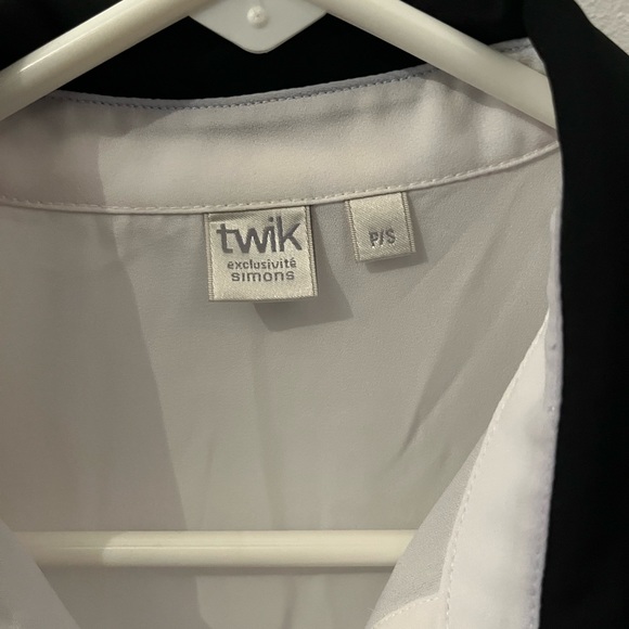 White blouse with black collar - Picture 2 of 2